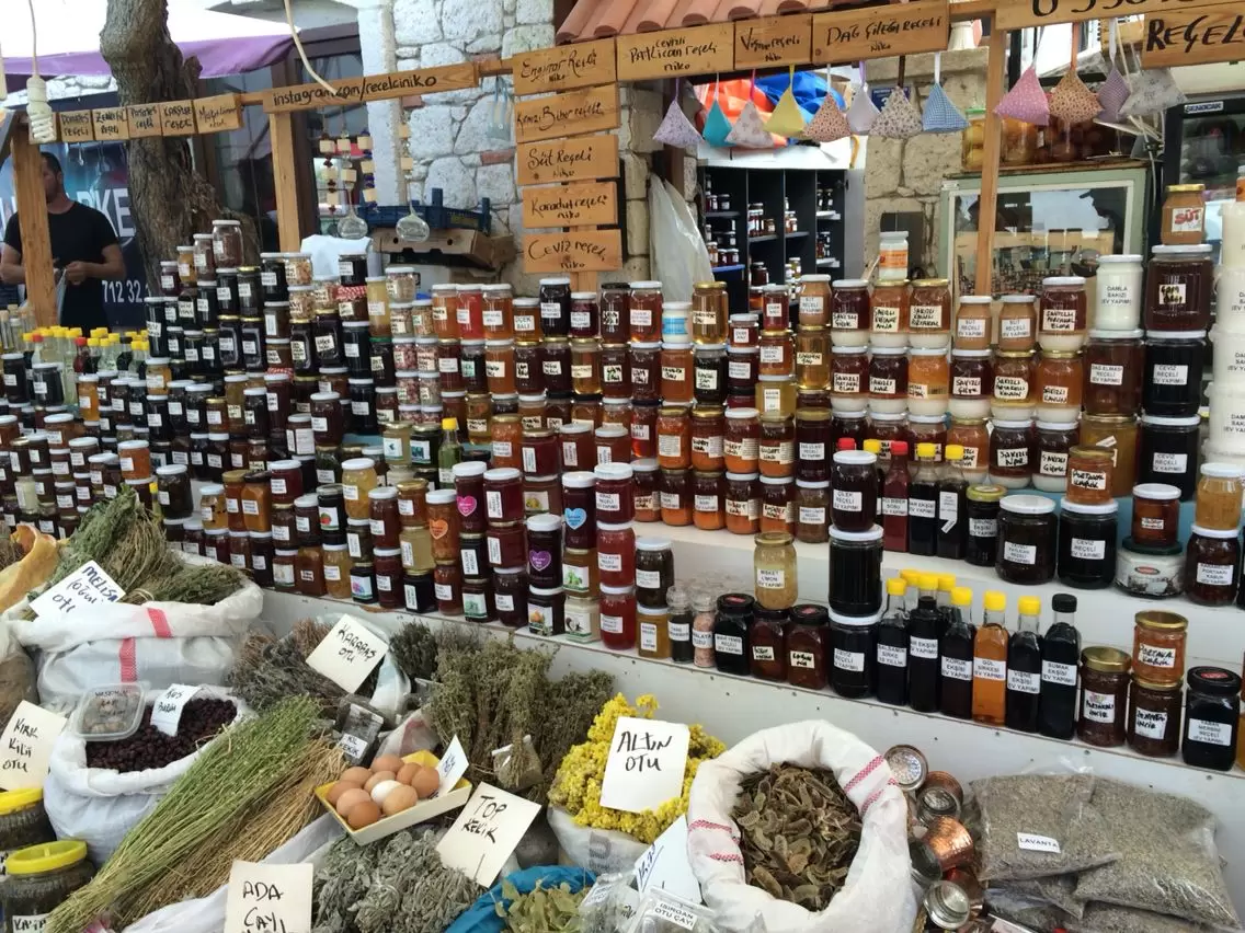 Çeşme Pazarı: Alışverişin Keyfini Çıkarın